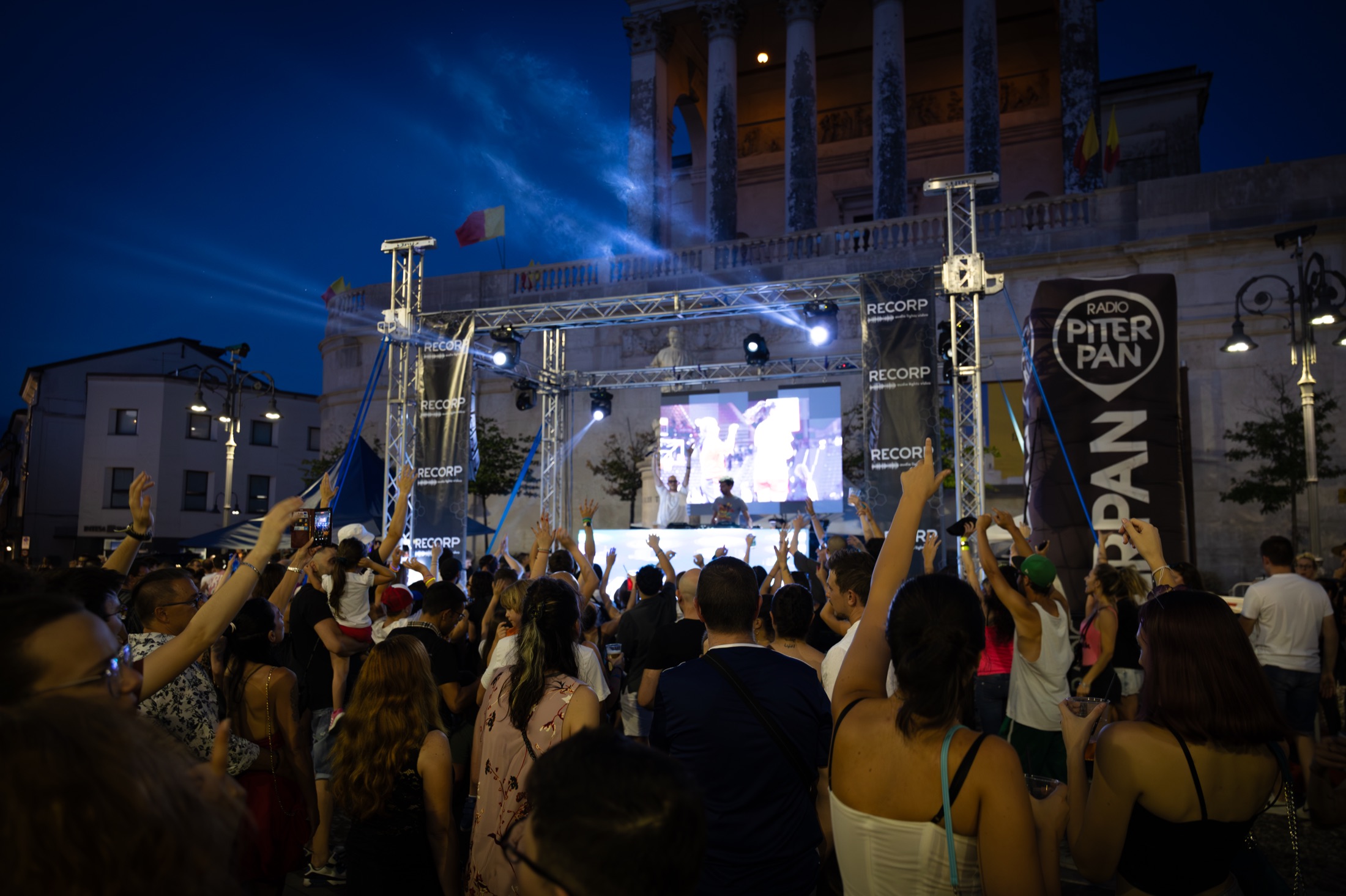 Vista ampia del palco e dell’allestimento audio e luci.