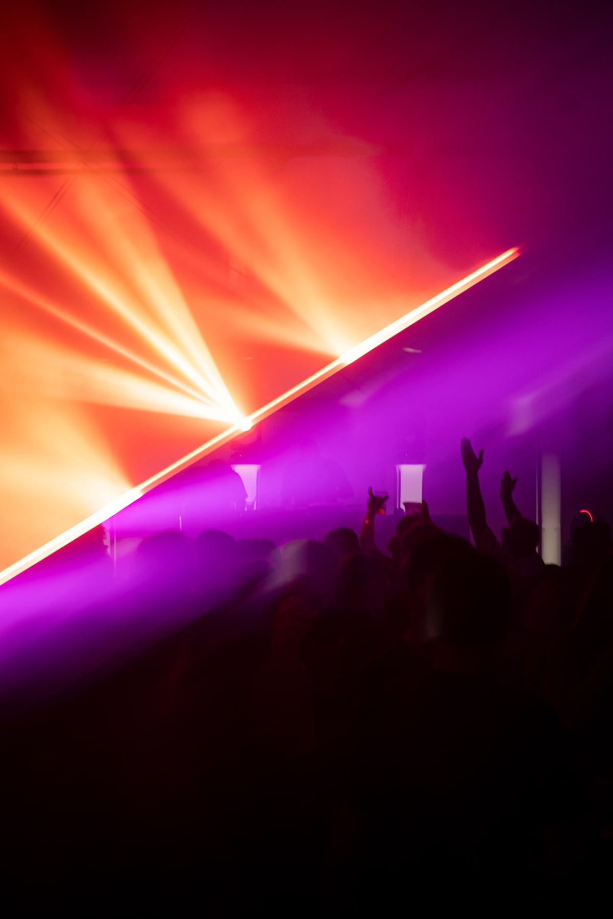 Fasci di luce sopra il pubblico davanti al palco.